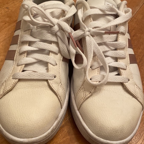 Adidas white leather lace up sneakers with arose gold colored stripe size 10 - Picture 9 of 12